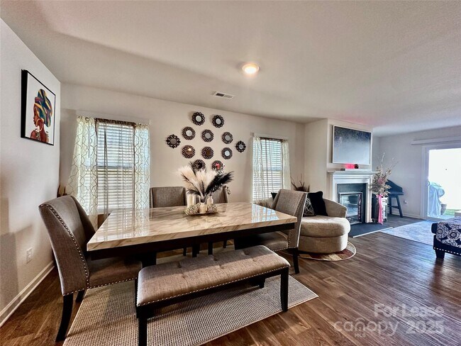 Foto del edificio - 1605 Blue Velvet Ln
