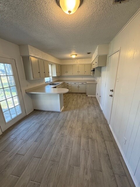 Building Photo - 201 York St