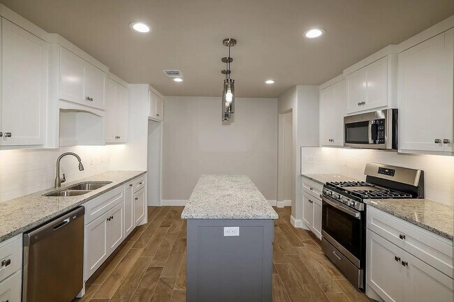 Foto del edificio - 7605 Woodford Ave
