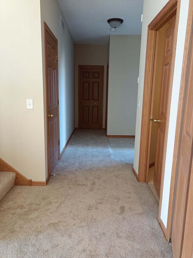 Entrada - 11127 Hastings St NE