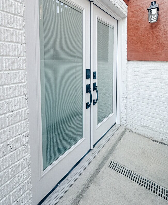 Entrada privada con cerradura inteligente. - 6471 Grommet Dr