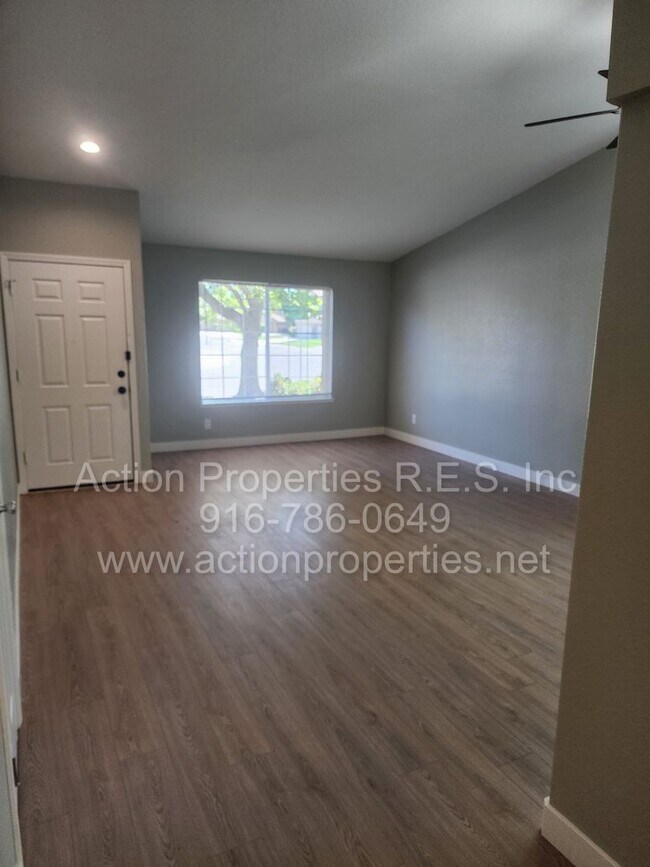 Building Photo - West Roseville 3 bedroom 2 bathroom 1406 sqft Three Car Garage Walking to Wood Creek High