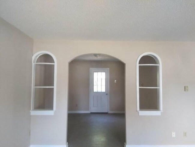 Building Photo - 3 Bedroom Town House