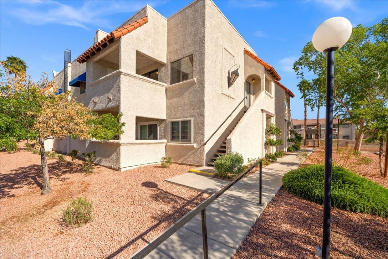 Foto principal - 2 bd, 2 bth Condo Ideal Summerlin location