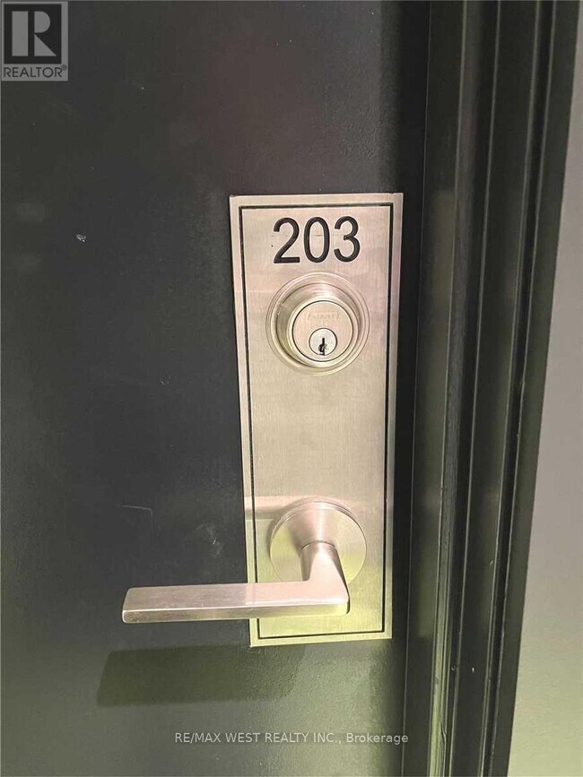 Photo du bâtiment - 1808 St Clair Ave W