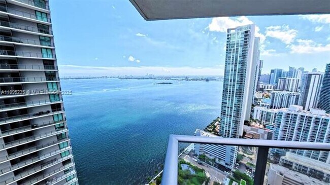 Foto del edificio - 650 NE 32nd St