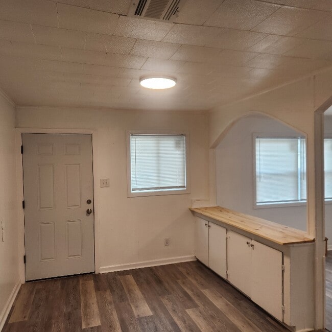 Building Photo - 308 Liston St