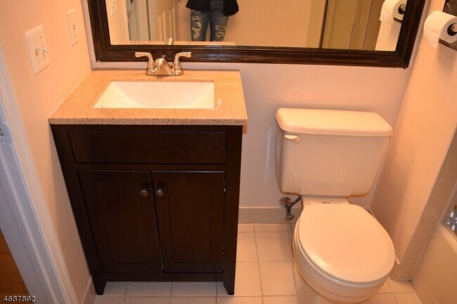 Foto del edificio - 65 Jamestown Rd