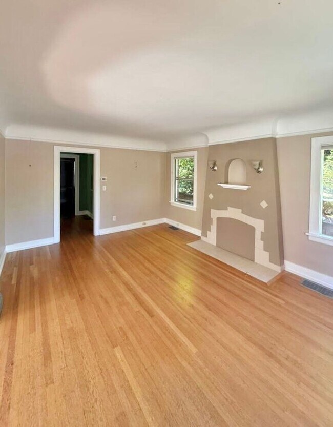 Building Photo - Charming 3 BR Phinney Ridge Home