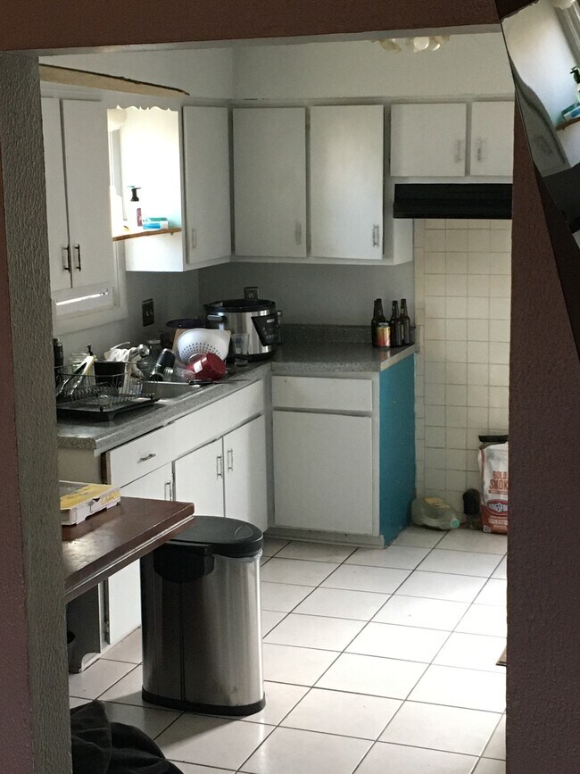 Big Kitchen w ceramic tile floor - 1424 Willow Ln