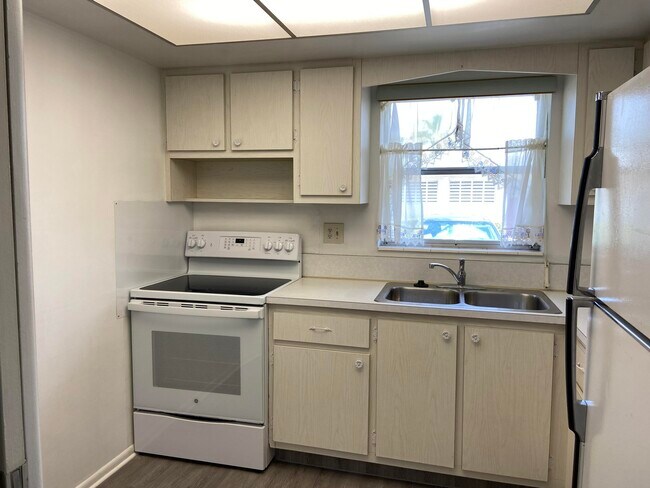 Building Photo - 2681 Barkley Dr W