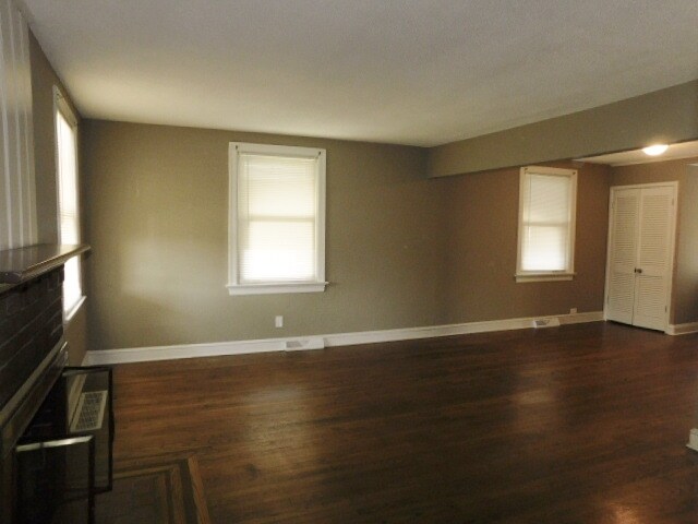 Building Photo - 809 Rolwes Ave