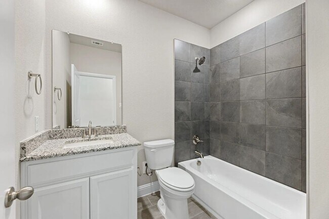 Building Photo - 2110 Briarwood Dr