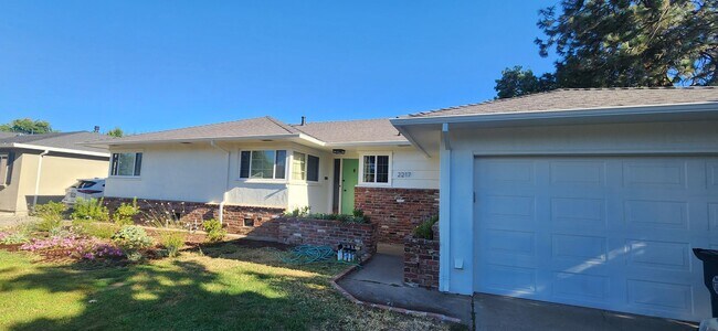 Building Photo - 3 Bedroom 1 Bathroom Charmer in Hollywood ...