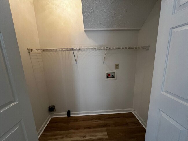 Foto del edificio - 1016-2 Ancestry Drive- No Pets- Two Weeks Free On Your First Full Month's Rent