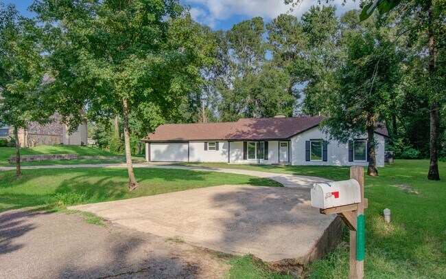 Building Photo - 580 Brandon Rd