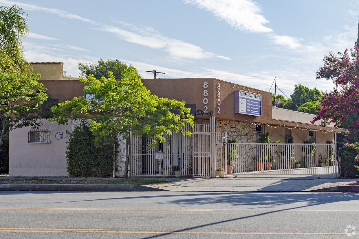 Foto principal - 8802 Van Nuys Blvd