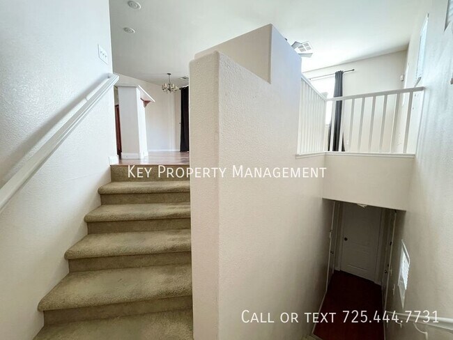 Building Photo - 2 BED 2 BATH TOWNHOME IN THE NORTHWEST