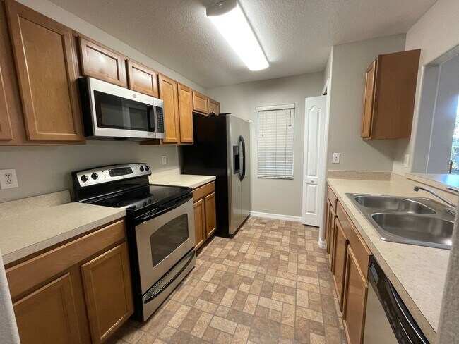 Building Photo - Beautiful End-Unit Townhome in Gated Eilan...