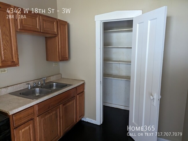 Building Photo - Amazing 2 Bedroom 1 Bathroom Unit - Lookin...