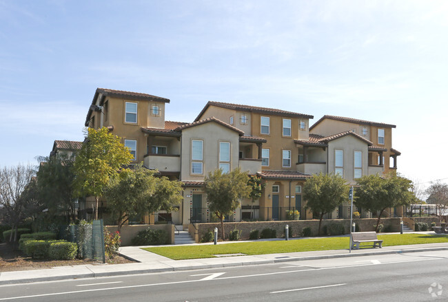 Foto del edificio - Monterey Family Village