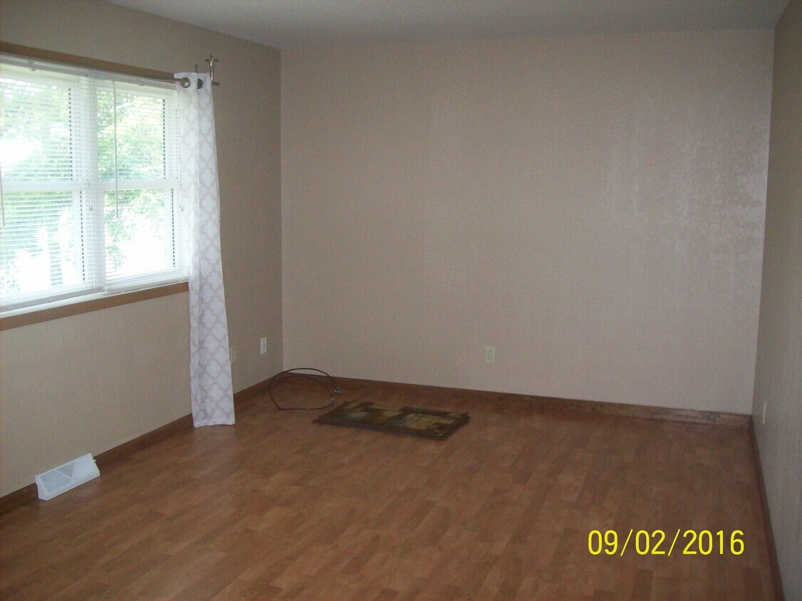 311 3rd St E, Altoona, WI 54720 House Rental in Altoona, WI