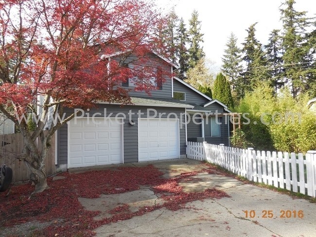 Building Photo - Charming 3 Bedroom with White Picket Fence