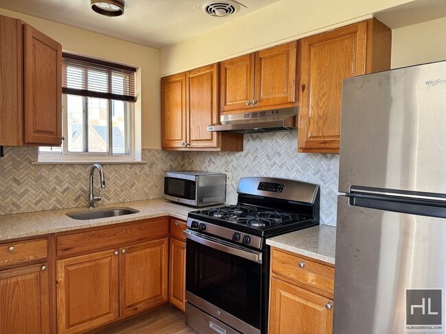 Building Photo - Newly Renovated 2 bedroom apartment spanni...