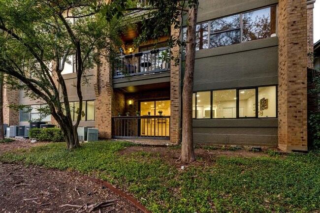 Foto del edificio - 8888 Tallwood Dr