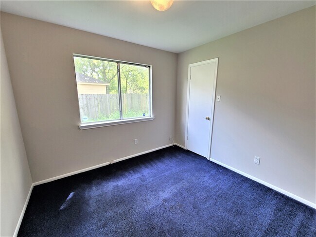 Foto del edificio - 16022 Old River Rd