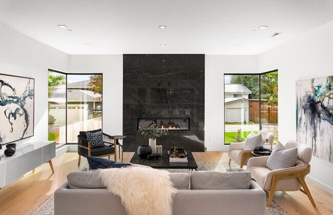 Building Photo - 5 Bed, 5 Bath Stunning NorKirk Singe-famil...