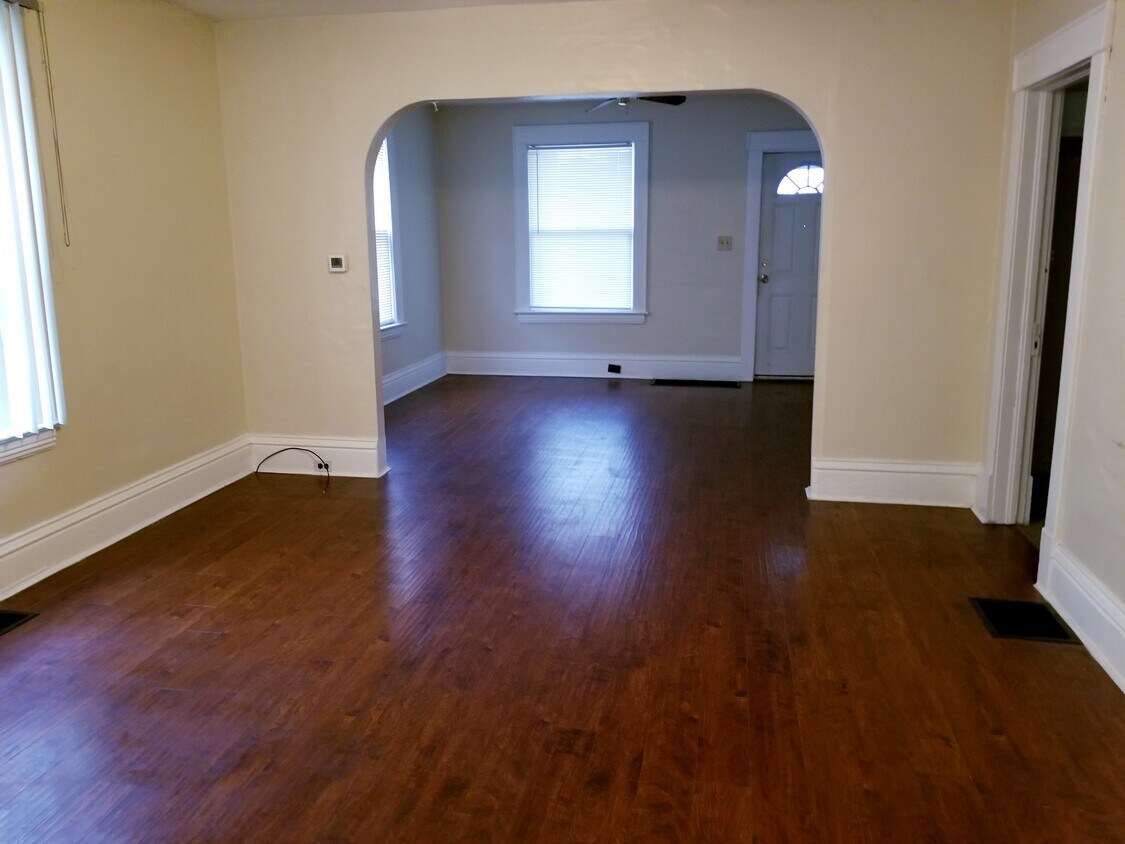 Large living room/ dining room - 1066 Elizabeth Ave NW
