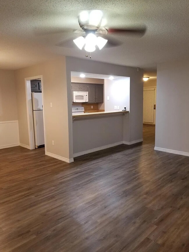 Building Photo - Room in Duplex on St Paul Ct