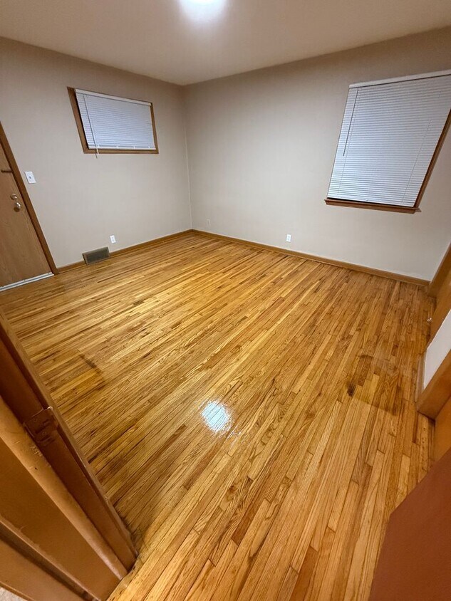 Foto principal - Large 2 bedroom with garage