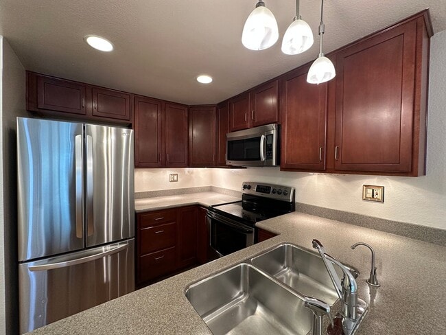 Building Photo - Great 1B/1BA w/ Garage, Loft Space & Amenities!