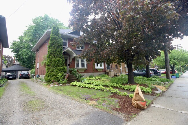 Photo du bâtiment - 390 Holland Ave