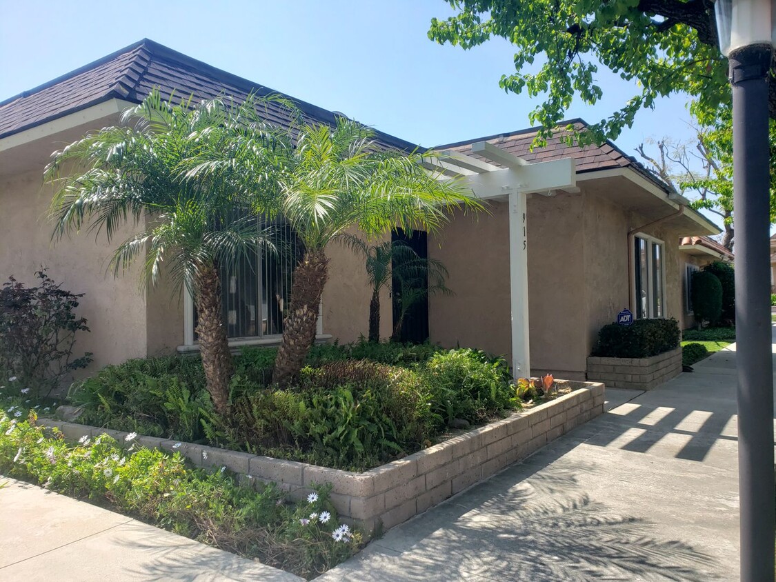 Primary Photo - Fashion Knolls: Lower 3 Bedroom 2 Bath Condo,