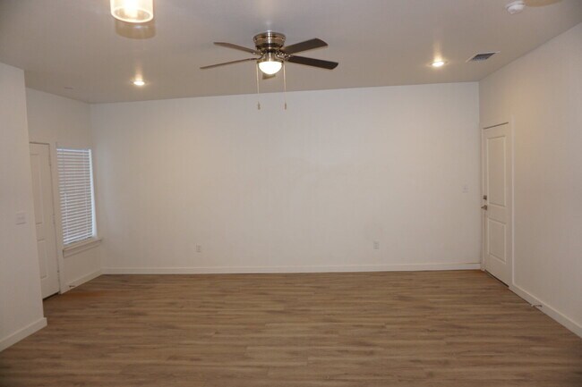 Foto del edificio - Beautiful Modern 3/3 Townhome in North Lub...