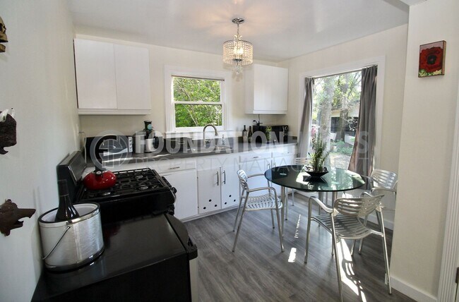 Foto del edificio - Creative Cottage Retreat – Near Downtown San Anselmo- Music Studio - A/C - FOUNDATION