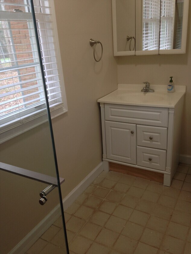 Full Bath - 1240 Robinhood Cir