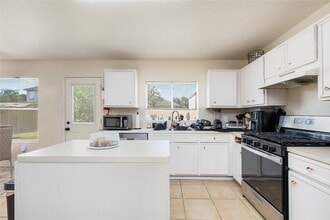 Building Photo - 1807 Live Oak Hill St