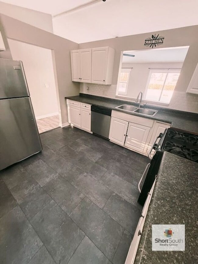 Building Photo - Lansing 4 bed 2 bath single family home with fenced in back yard.