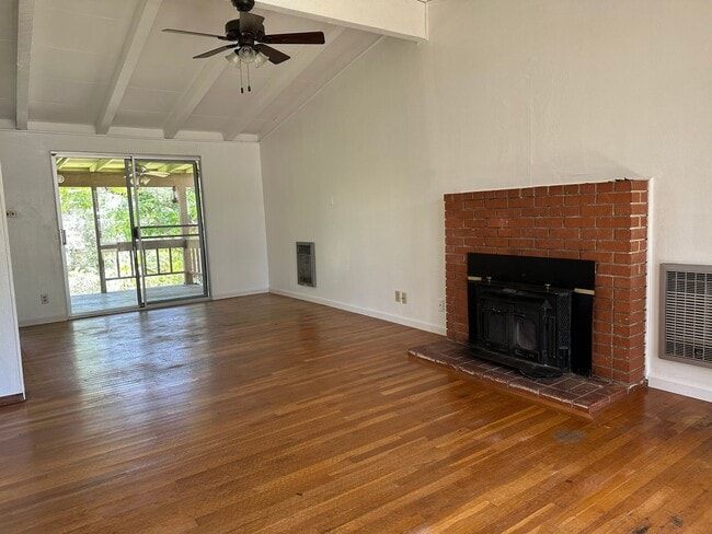 Building Photo - Charming 3 bedroom home with vaulted ceili...