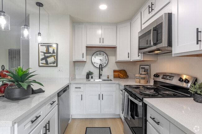 1BR,1BA - 600SF - Kitchen - Hacienda Hamilton