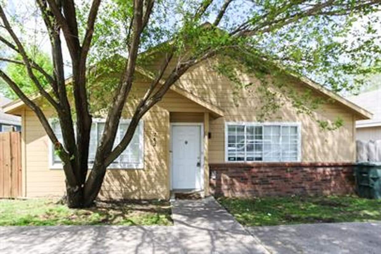 Primary Photo - Spacious duplex in Fayetteville!