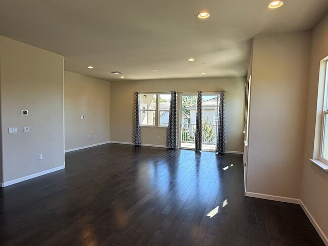 Building Photo - Executive Evergreen Valley Townhome