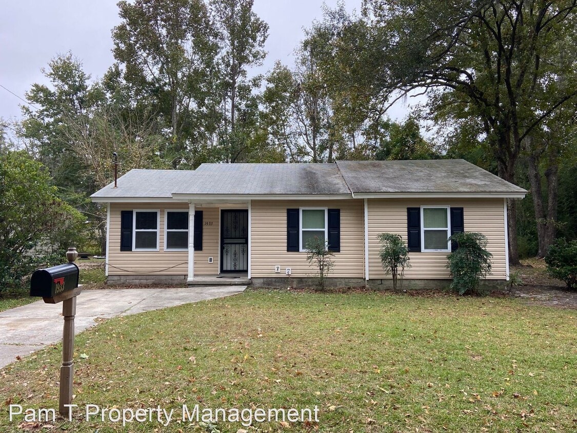3 br, 1.5 bath House 1933 Cowan Ave House Rental in Savannah, GA