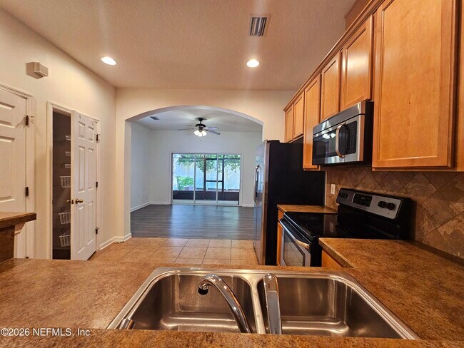Foto del edificio - 6194 High Tide Blvd
