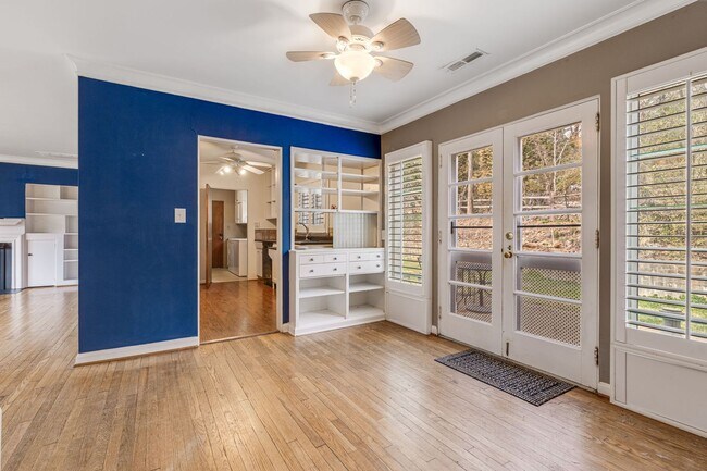 Building Photo - Bright & Inviting 2-Bedroom Home with Fenced-In Yard, Garage & Lawn Care Included