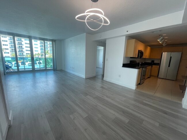 Foto del edificio - 7501 E Treasure Dr